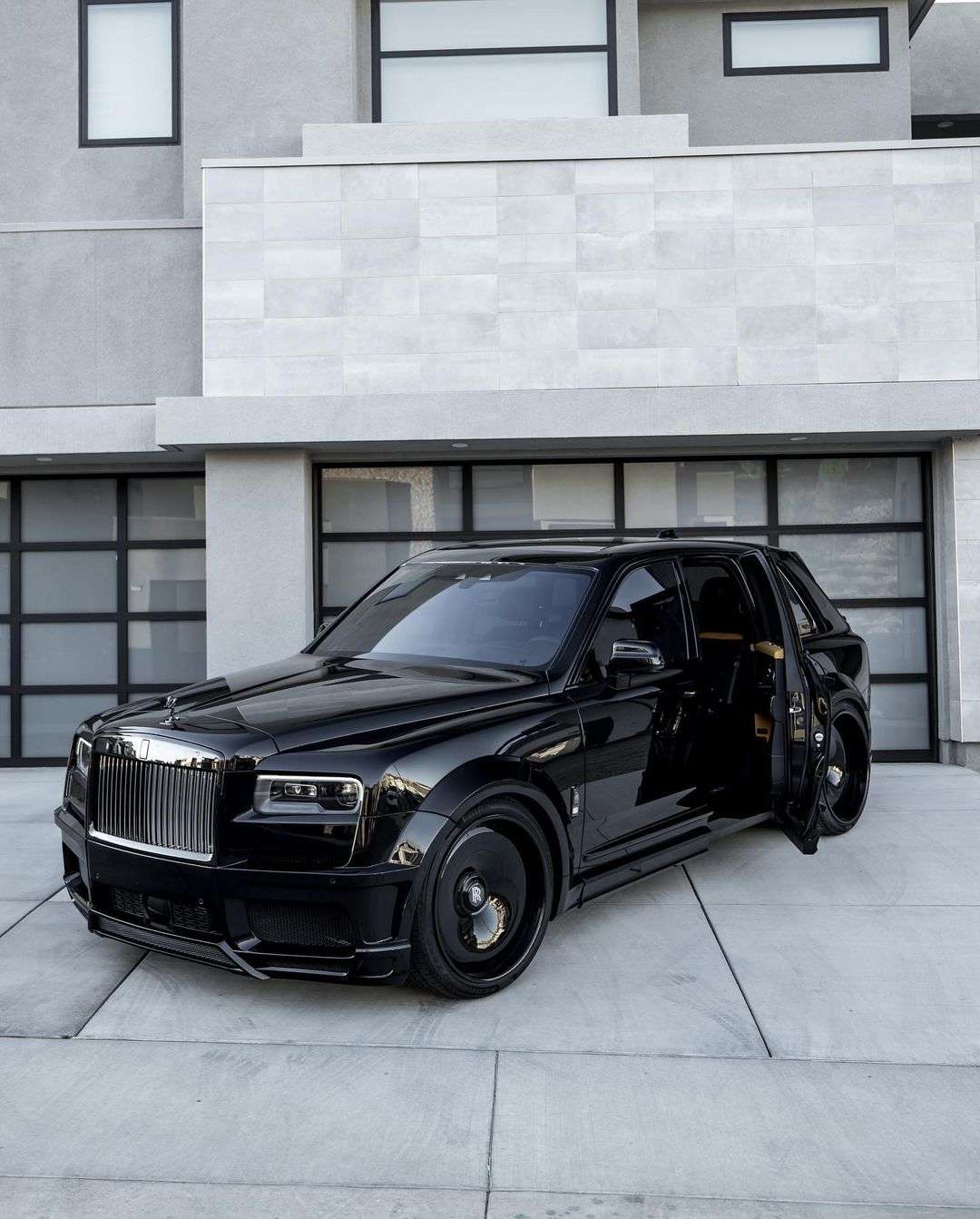 wide-body Rolls-Royce Cullinan front